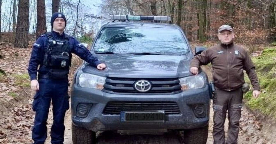 zdjęcie: Policjanci uratowali mężczyznę w lesie podczas Choinki 2025 / fot. KPP w Drawsku Pomorskim