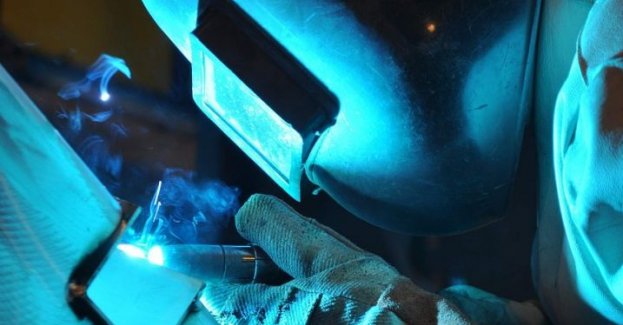 Policjanci zatrzymali jadącego motocyklem z maską spawalniczą zamiast kasku