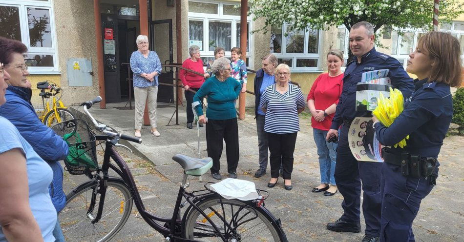 zdjęcie: Policjanci znakowali rowery seniorom / fot. KPP Aleksandrów