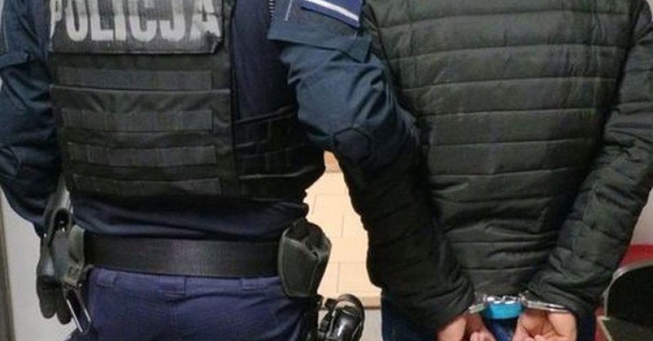 zdjęcie: Awantura zakończona zniszczeniem mienia. Policjanci zatrzymali podejrzanego / fot. KMP w Jeleniej Górze