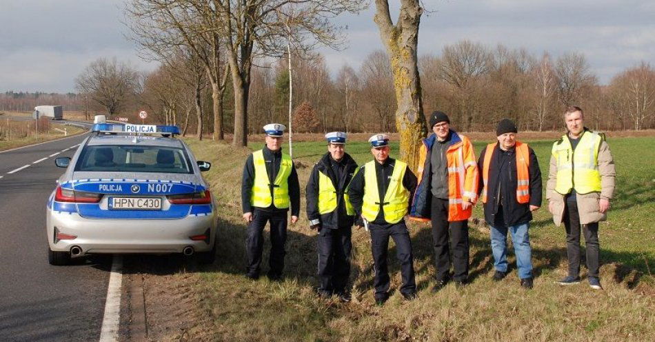zdjęcie: Audyt na drodze krajowej nr 25. Policjanci i specjaliści od bezpieczeństwa na drodze zastanawiali się na poprawą infrastruktury drogowej. / fot. KPP w Człuchowie