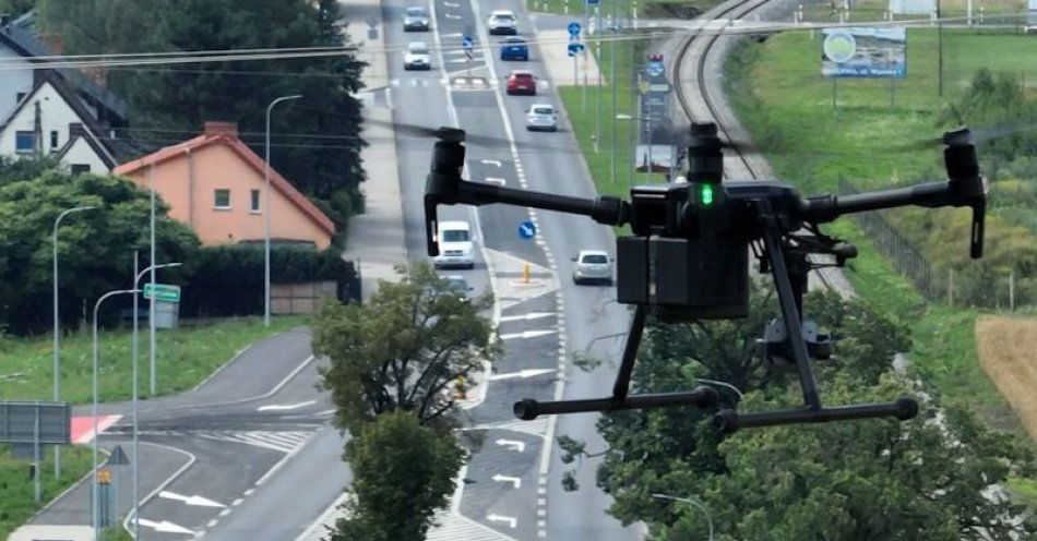 zdjęcie: Policyjny dron nad drogami powiatu dzierżoniowskiego / fot. KPP w Dzierżonowie
