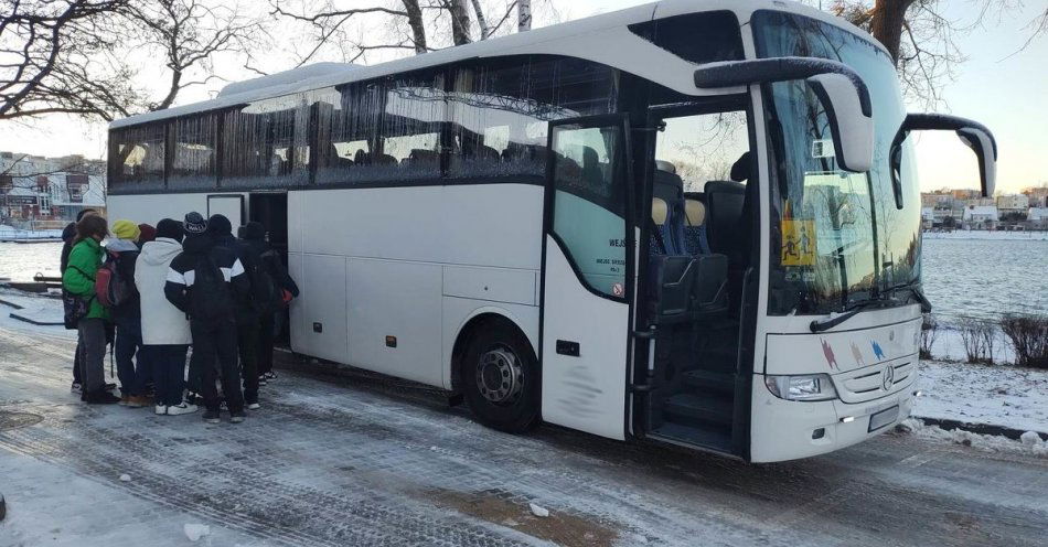 zdjęcie: Skontrolowali autokar a później wręczyli prezenty wszystkim kobietom / fot. KPP w Iławie