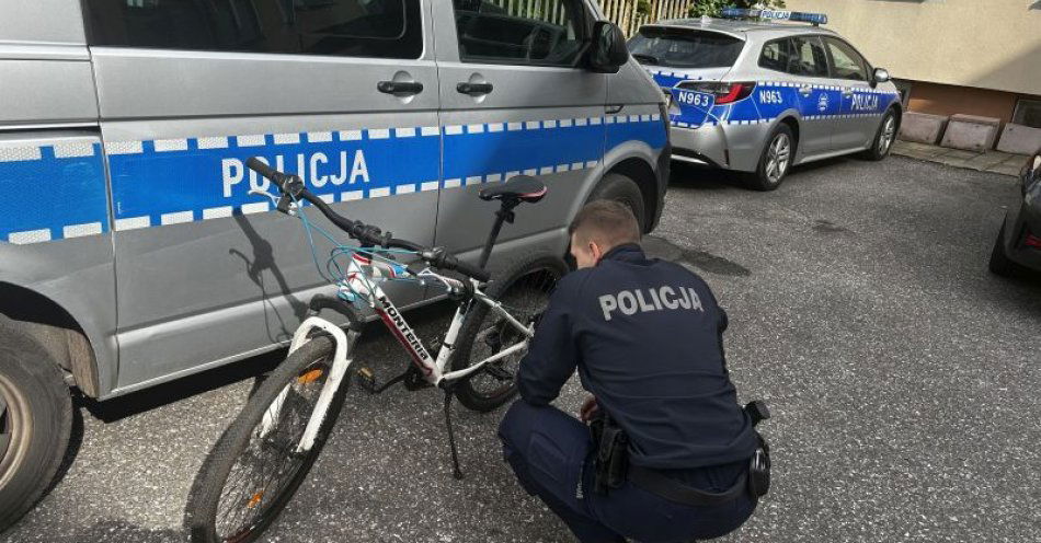 zdjęcie: Policjanci odzyskali skradziony rower. teraz poszukują jego właściciela / fot. KPP w Chojnicach