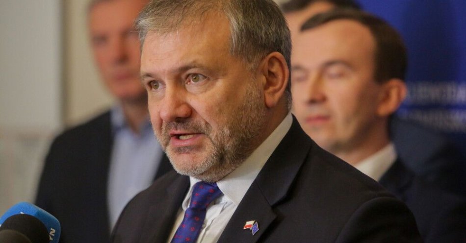 zdjęcie: Szef MS o zgodzie na areszt dla Ziobry: sąd zbadał wszystkie wnioski obrońców; zachował się tak, jak powinien / Olsztyn, 05.02.2026. Minister sprawiedliwości Waldemar Żurek (C) podczas konferencji prasowej w Olsztynie, 5 bm.  (ad) PAP/Tomasz Waszczuk