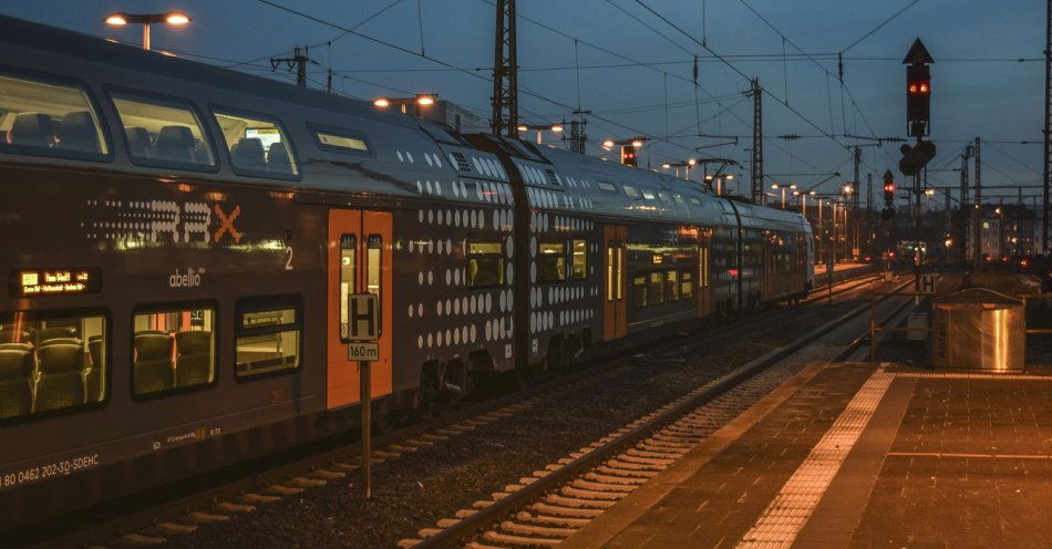 zdjęcie: Naprawiono sieć trakcyjną na dworcu Wrocław Główny / pixabay/4644316
