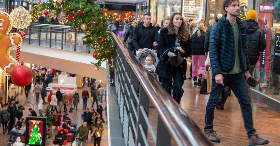 zdjęcie: Polacy odkładają zakupy mniej potrzebnych produktów na później / fot. PAP