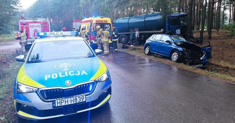 zdjęcie: Ciężarówka zderzyła się z osobówką. 2 osoby trafiły do szpitala. / fot. KPP w Wyszkowie