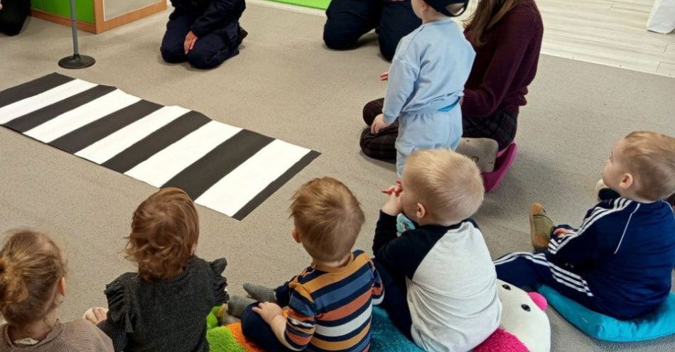 zdjęcie: Policjanci ze Szwederowa uczą maluchy bezpieczeństwa / fot. KWP w Bydgoszczy