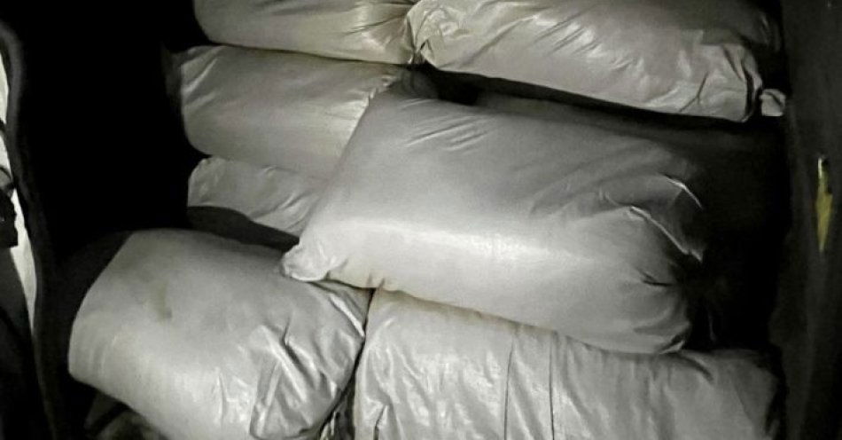 zdjęcie: Policja przejęła 868 kg nielegalnego tytoniu i 23 tysiące papierosów / fot. KPP Piła