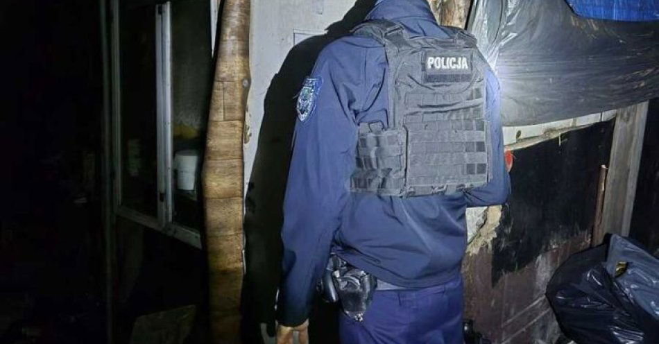 zdjęcie: Jaworzno: policja i OPS sprawdzali miejsca pobytu osób bezdomnych / fot. KMP w Jaworznie