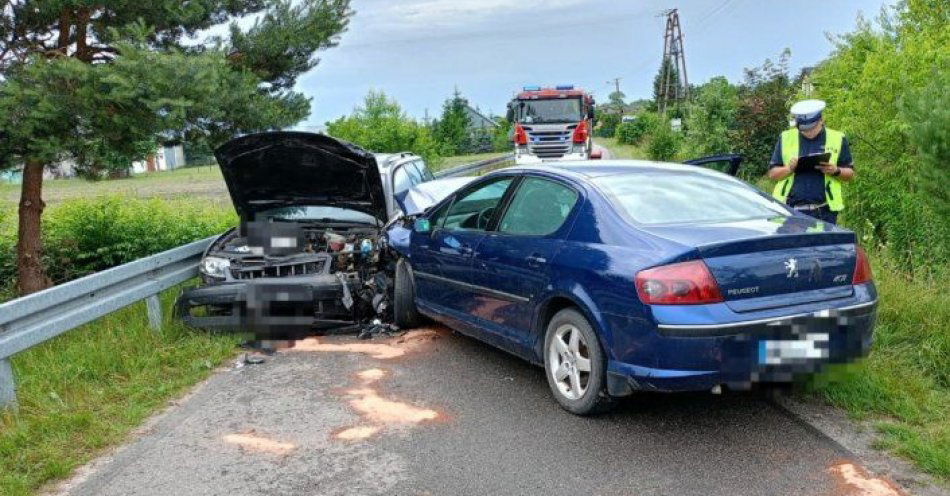 zdjęcie: Zderzenie Peugeota z  Volkswagenem w Antoniówce / fot. KPP Lubartów