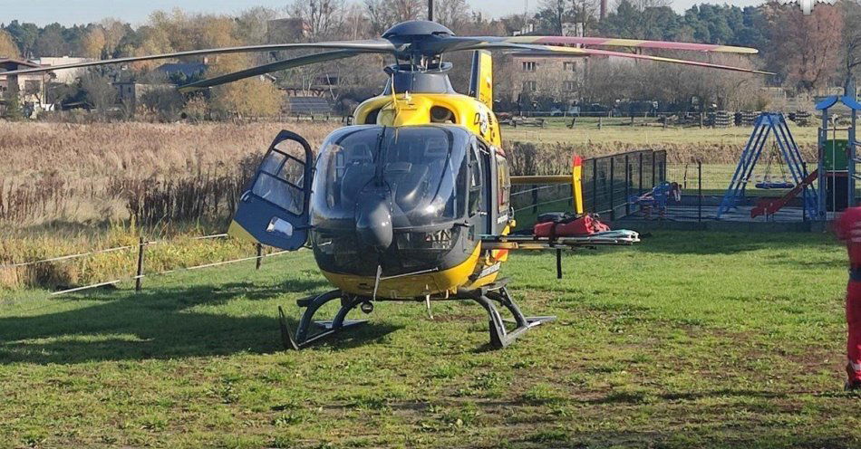 zdjęcie: Pracownik spadł z dachu w Hanusku helikopter zabrał go do szpitala / fot. KPP w Tarnowskich Górach