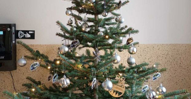 Odblaskowa choinka w komendzie zachęca do bezpieczeństwa