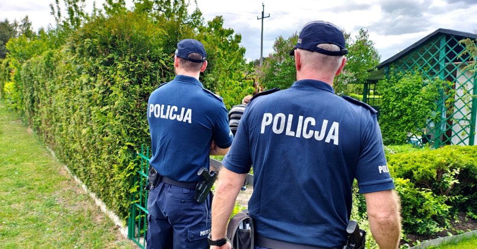 zdjęcie: Piotrkowscy dzielnicowi dbają o bezpieczeństwo na terenie ogródków działkowych / fot. KMP w Piotrkowie Trybunalskim