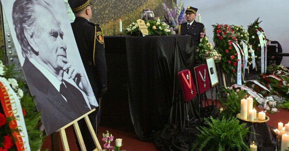 zdjęcie: Wiesław Myśliwski spoczął na Powązkach Wojskowych w Warszawie / Warszawa, 17.04.2026. Uroczystości pogrzebowe pisarza Wiesława Myśliwskiego, 17 bm. na Starych Powązkach w Warszawie. Laureat Nagrody Literackiej Nike za „Widnokrąg” i „Traktat o łuskaniu fasoli” zmarł 29 marca 2026 roku w wieku 94 lat. (mr) PAP/Piotr Nowak