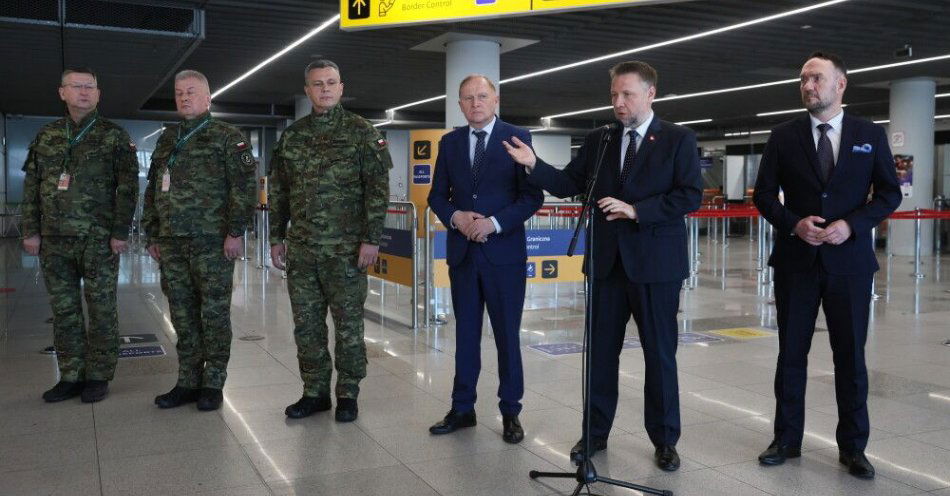 zdjęcie: Szef MSWiA: system rejestracji wjazdu i wyjazdu cudzoziemców uruchomiony na wszystkich przejściach / Warszawa, 10.04.2026. Minister spraw wewnętrznych i administracji Marcin Kierwiński (2P), wiceszefowie MSWiA Czesław Mroczek (3P) i Tomasz Szymański (P), Komendant Główny Straży Granicznej gen. dyw. SG Robert Bagan (3L), Komendant Nadwiślańskiego Oddziału Straży Granicznej gen. bryg. SG Dariusz Lutyński (2L) oraz Komendant Placówki Straży Granicznej Warszawa - Okęcie płk SG Piotr Czarnecki (L) podczas briefingu prasowego na terenie Lotniska Chopina w Warszawie, 10 bm. Tematem briefingu jest syst