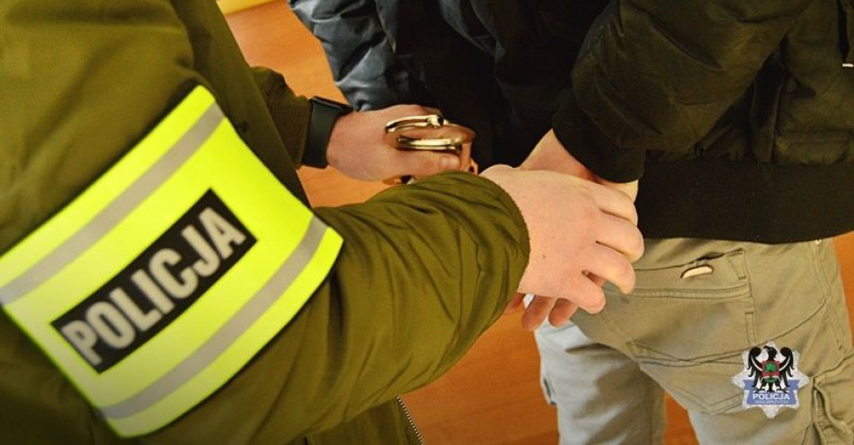 zdjęcie: Zatrzymany 19-latek był poszukiwany za oszustwa i najbliższe 1,5 roku spędzi w więzieniu / fot. KMP w Wałbrzychu