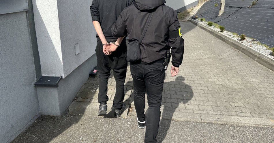 zdjęcie: Włamywacz schwytany na dachu po kradzieży przewodów / fot. KMP w Jaworznie