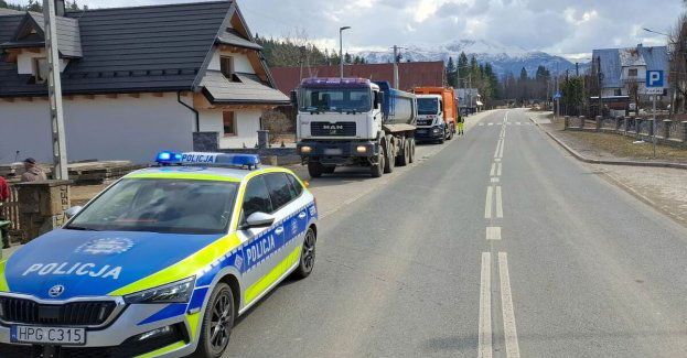 Pijany kierowca ciężarówki uderzył w śmieciarkę. Ranny śmieciarz