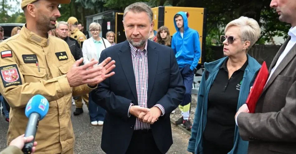zdjęcie: Kierwiński: jako państwo mamy dużo do zrobienia w budowaniu systemu ostrzegania / Barczewo, 29.08.2026. Minister spraw wewnętrznych i administracji Marcin Kierwiński (C) oraz Warmińsko-Mazurski Komendant Wojewódzki PSP nadbryg. Michał Kamieniecki (L) w drodze na ćwiczenia w ramach Krajowego Treningu Reagowania na terenie Remizy OSP Barczewo, 29 bm. (amb) PAP/Andrzej Jackowski