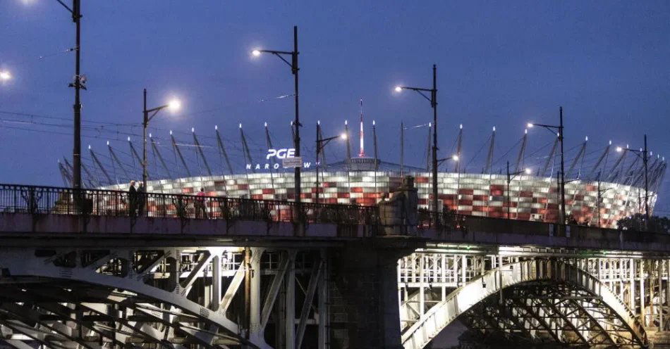 zdjęcie: W sobotę zawody żużlowe na PGE Narodowym; zmiany na ulicach Warszawy / Warszawa, 30.05.2026. Oświetlony stadion PGE Narodowy wieczorem w stolicy, 30 bm. oraz fragment Mostu Poniatowskiego. PAP/Leszek Szymański