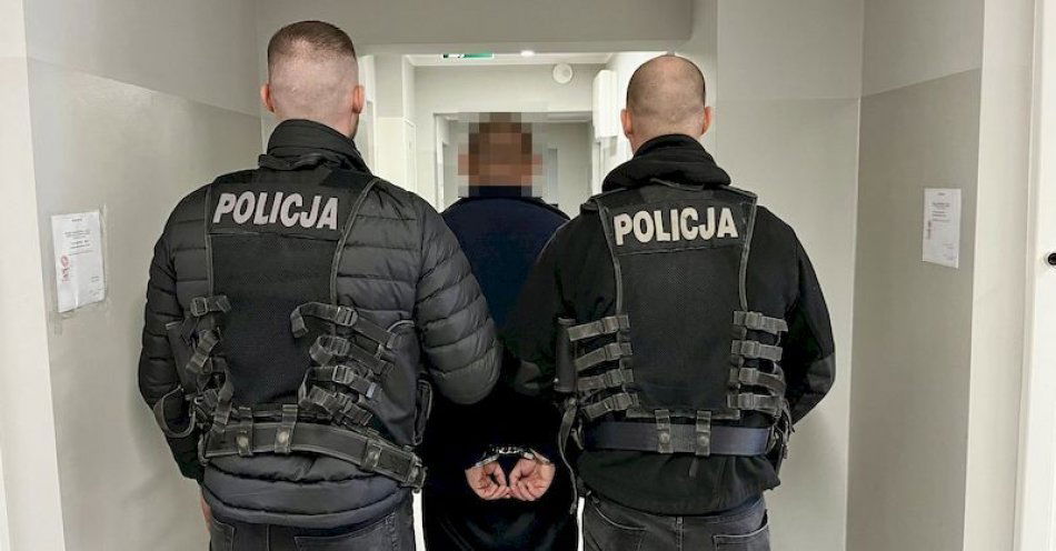 zdjęcie: Policjanci zatrzymali 30-latka w związku z posiadaniem marihuany, amfetaminy i tytoniu bez akcyzy. / fot. KMP w Słupsku