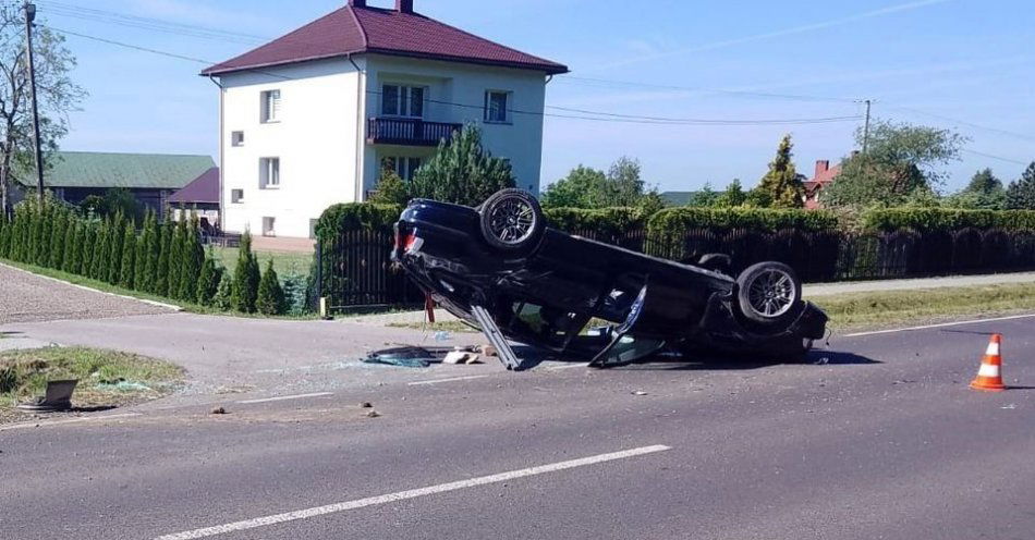 zdjęcie: Zderzenie BMW i Audi w czasie manewru wyprzedzania / fot. KMP Zamość