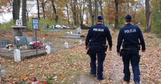Policjanci pilnują bezpieczeństwa w rejonie cmentarzy