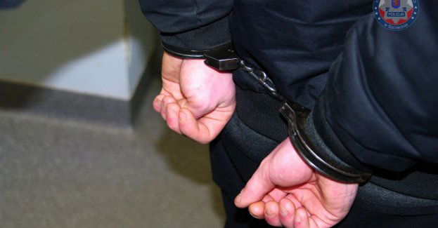 Poszukiwany ukrywał się za kanapą, a jego znajomy miał narkotyki – „Wywiadowcy” nie dali się oszukać