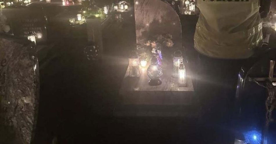 zdjęcie: Nocne patrole policji przy cmentarzach w Jastarni / fot. KPP w Pucku