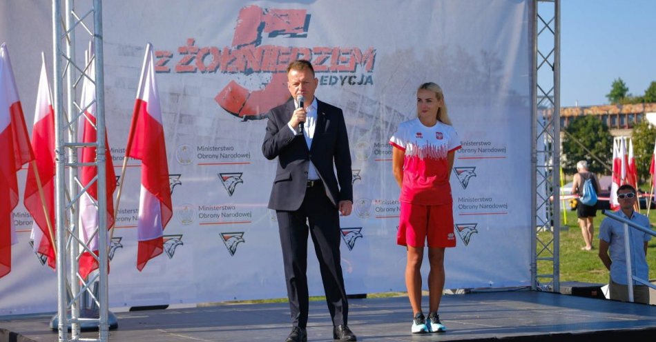 zdjęcie: Szef MON zainaugurował bieg, zorganizowany w ramach obchodów Święta Wojska Polskiego / fot. PAP