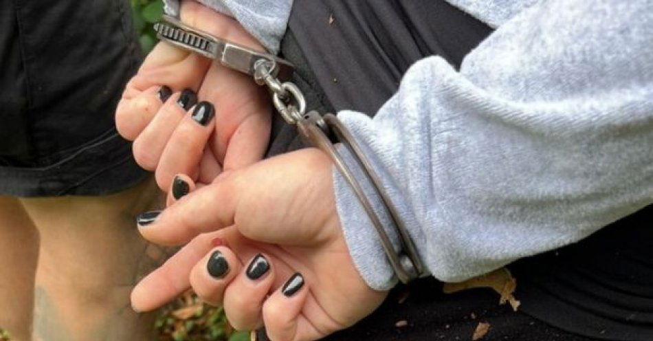 zdjęcie: Poszukiwana w rękach policjantów / fot. KPP Głubczyce