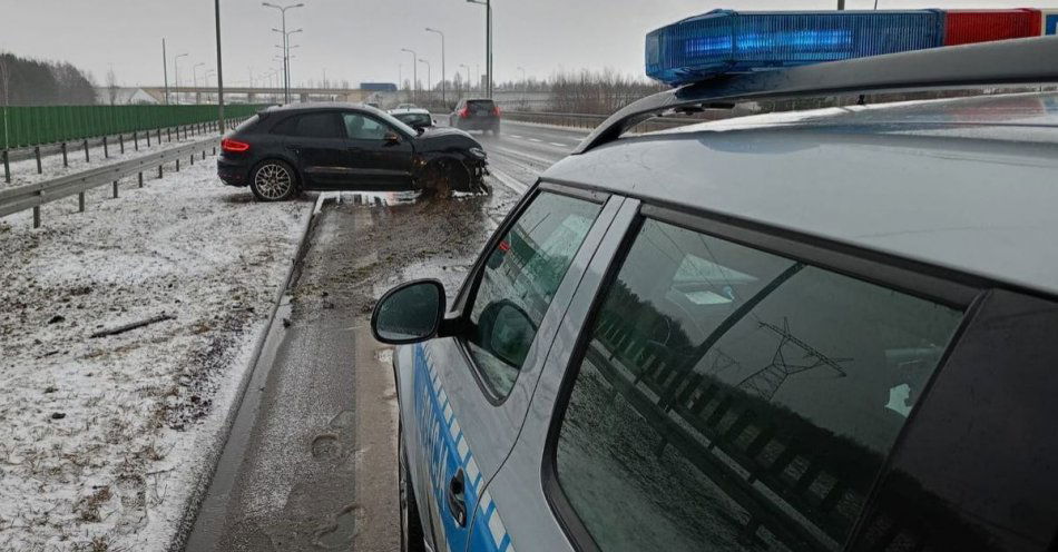 zdjęcie: Ostrożnie na drodze. Panują trudne warunki / fot. KPP Puławy