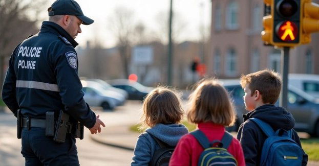 Dzielnicowy uczy pierwszaków jak bezpiecznie iść do szkoły