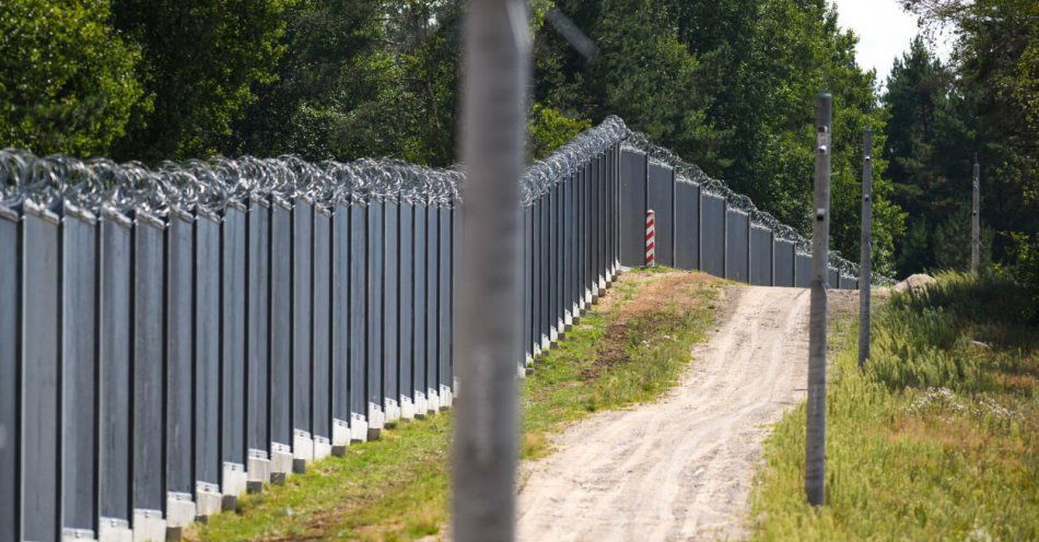 zdjęcie: Dwa etapy wzmocnienia zapory na granicy polsko-białoruskiej / fot. PAP