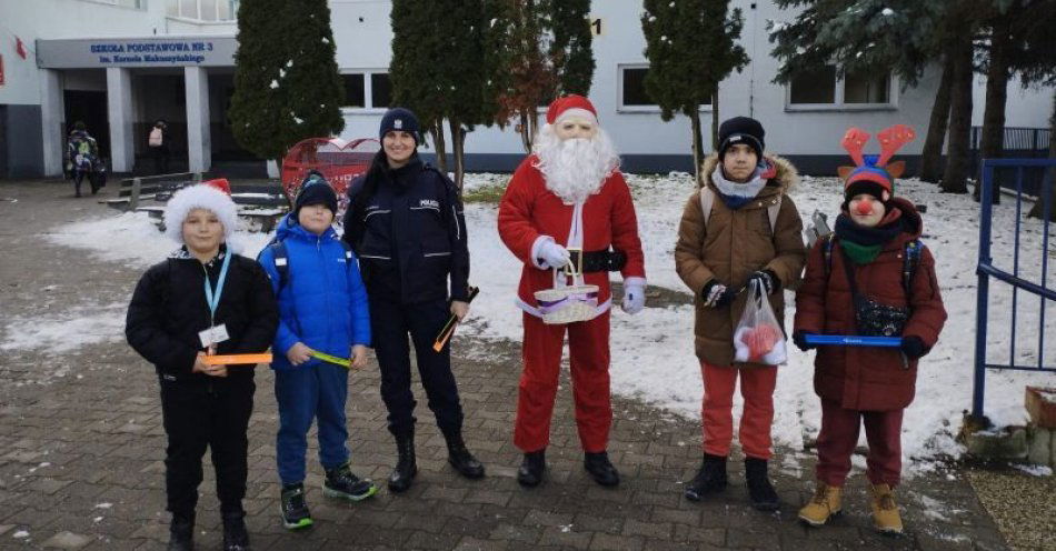 zdjęcie: Święty Mikołaj w asyście policjantów rozdawał prezenty / fot. KPP w Zgorzelcu