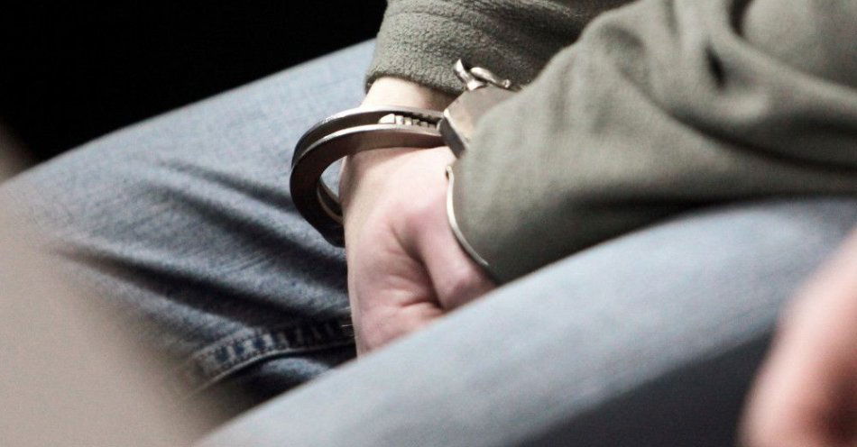 zdjęcie: Kobietobójstwo w Polsce: ponad 290 ofiar w siedem lat, większość z rąk partnerów / Łódź, 28.12.2009. Kajdanki na rękach oskarżonego podczas wydawania wyroku w ponownym procesie w sprawie zabójstwa studenta z Głowna, 28 bm. w Łodzi. Krzysztof K. i Konrad Ł. zostali skazani na kary dożywocia, a Łukasz J. na 25 lat pozbawienia wolności. (pie/wroa) PAP/Grzegorz Michałowski