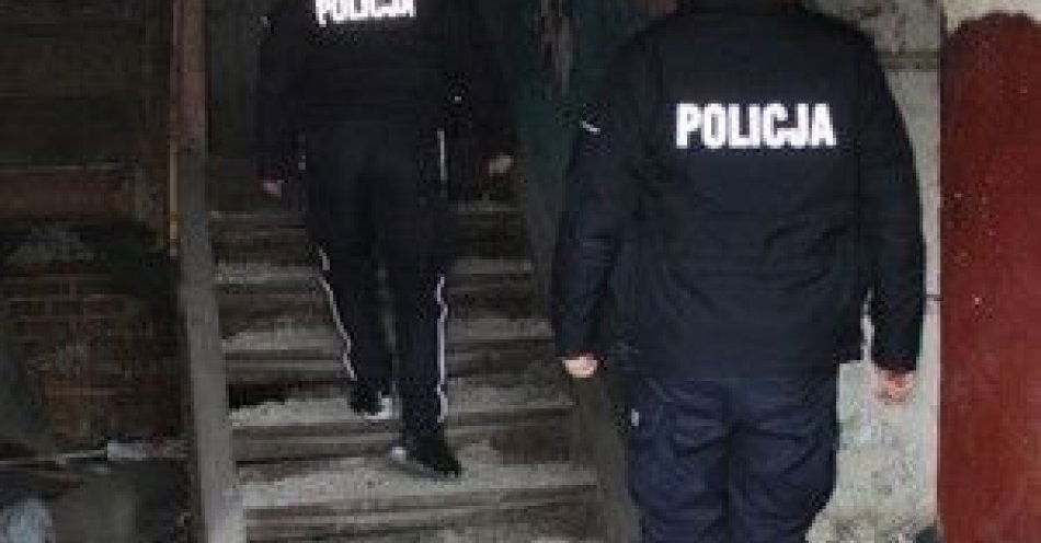 zdjęcie: Pomoc dla bezdomnych w Łowiczu ważna nocą przy mrozach / fot. KPP w Łowiczu