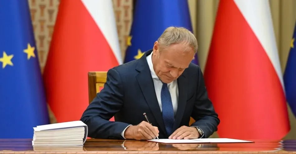 zdjęcie: Premier podpisał zarządzenie likwidujące komisję ds. badania represji wobec aktywistów w l. 2015-2023 / Warszawa, 05.08.2026. Premier Donald Tusk podpisuje akt powołania na asesora sądowego dla Justyny Abrahamczyk, 5 bm. podczas konferencji prasowej w Kancelarii Prezesa Rady Ministrów w Warszawie. (sko) PAP/Radek Pietruszka