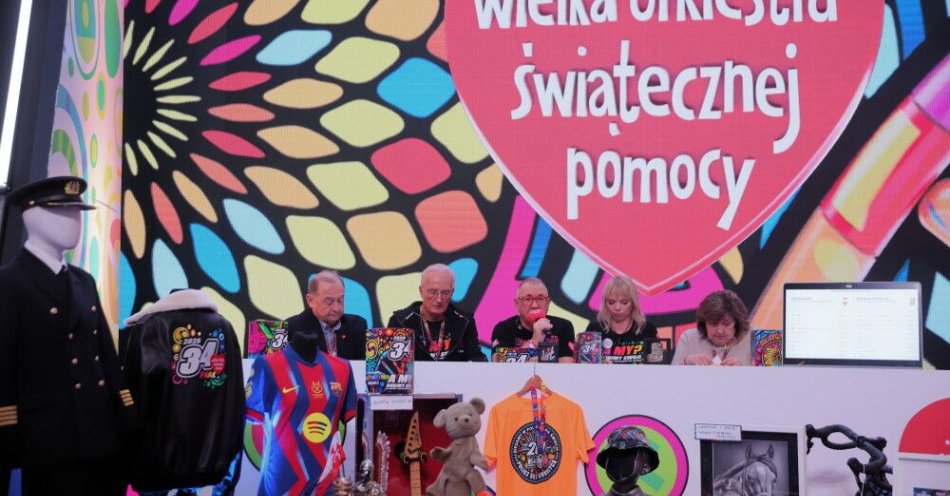 zdjęcie: Przed północą na koncie WOŚP było ponad 183 mln zł / Warszawa, 25.01.2026. (L-P) wiceprezes zarządu Fundacji WOŚP Bohdan Maruszewski, członek zarządu WOŚP Piotr Burczyński, prezes zarządu Fundacji Wielkiej Orkiestry Świątecznej Pomocy Jerzy Owsiak, rzeczniczka prasowa WOŚP Aleksandra Rutkowska i członek zarządu WOŚP Lidia Niedźwiedzka-Owsiak podczas konferencji prasowej podsumowującej 34. finał Wielkiej Orkiestry Świątecznej Pomocy, 25 bm. w studiu telewizyjnym WOŚP na błoniach Stadionu Narodowego w Warszawie. Celem tegorocznej zbiórki, odbywające