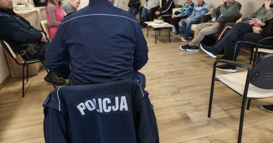 zdjęcie: Policjanci z Szczecinka uczą bezpieczeństwa w Turowie / fot. KPP w Szczecinku