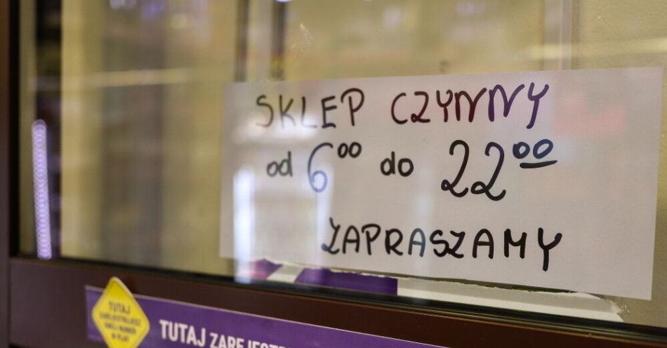 zdjęcie: Warszawa: jest projekt uchwały wprowadzającej nocną prohibicję w całym mieście / Warszawa, 01.11.2025. Informacja o godzinach otwarcia sklepu alkoholowego, 1 bm. w warszawskiej dzielnicy Śródmieście. 1 listopada br. zacznie obowiązywać nocna prohibicja w dwóch dzielnicach, na terenie Śródmieścia i Pragi-Północ. Zakaz sprzedaży alkoholu dotyczy sklepów, stacji benzynowych oraz stoisk detalicznych w lokalach gastronomicznych. Zakaz obowiązywać będzie od godziny 22.00 do 6.00. (sko) PAP/Albert Zawada ***Do tego materiału zdjęciowego dostępna jest również depesza w systemie CSI,
