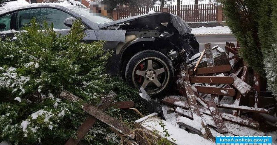 zdjęcie: Kierowca bmw wjechał w ogrodzenie i zatrzymał się na posesji / fot. KPP w Lubaniu