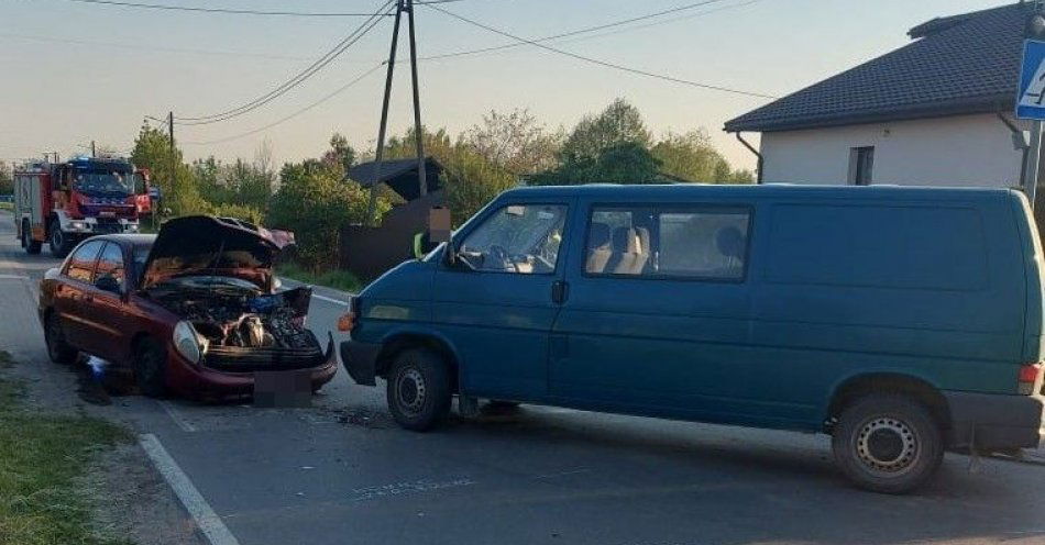 zdjęcie: Zderzenie busa z osobówką / fot. KPP Janów Lubelski