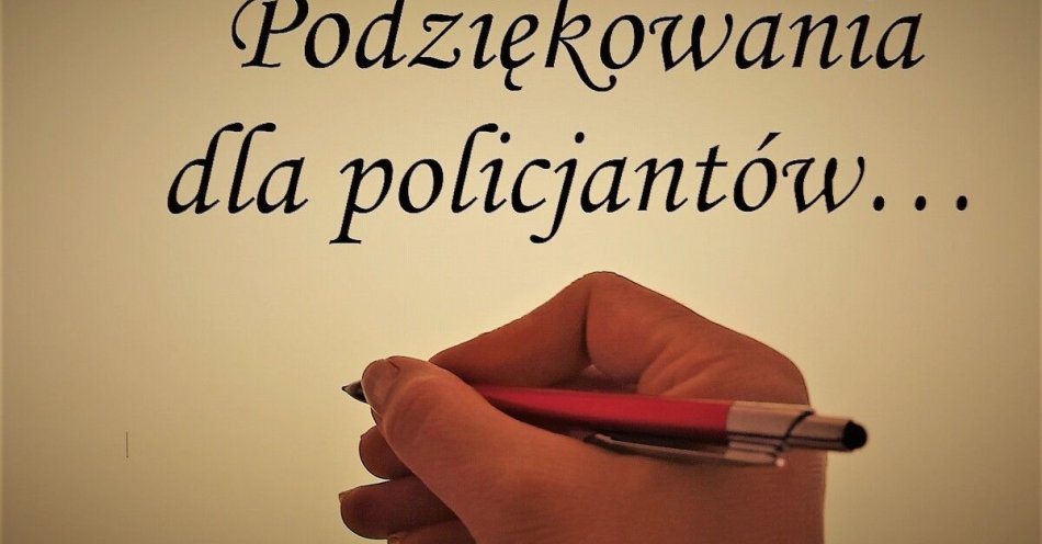 zdjęcie: Seniorka dziękuje policjantom za odzyskanie emerytury / fot. KMP w Oświęcimiu