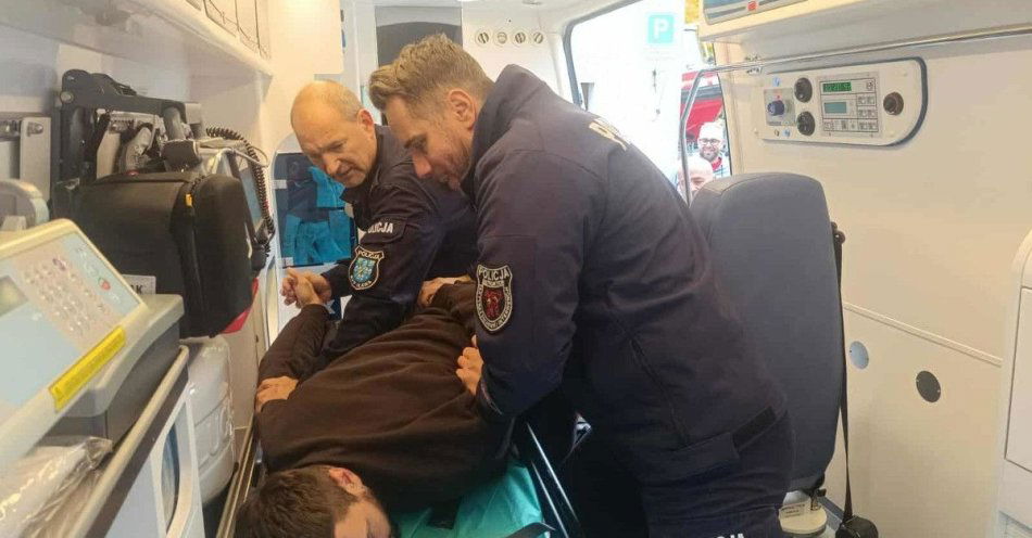 zdjęcie: Policja szkoli ratowników medycznych z technik samoobrony / fot. KPP w Iławie