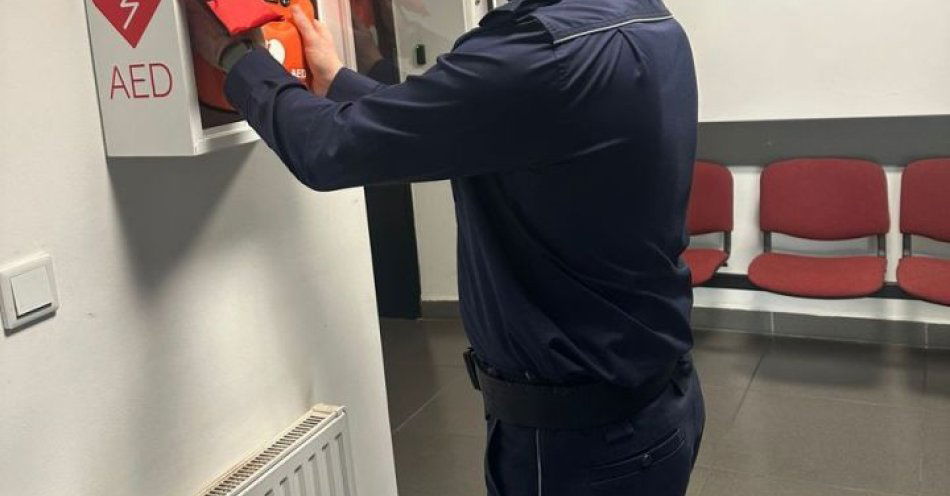 zdjęcie: Nowy defibrylator AED dostępny w komendzie policji w Krasnystawie / fot. KPP Krasnystaw
