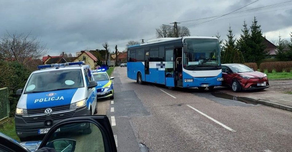 zdjęcie: Zderzenie toyoty z autobusem w Rzeczenicy / fot. KPP w Człuchowie