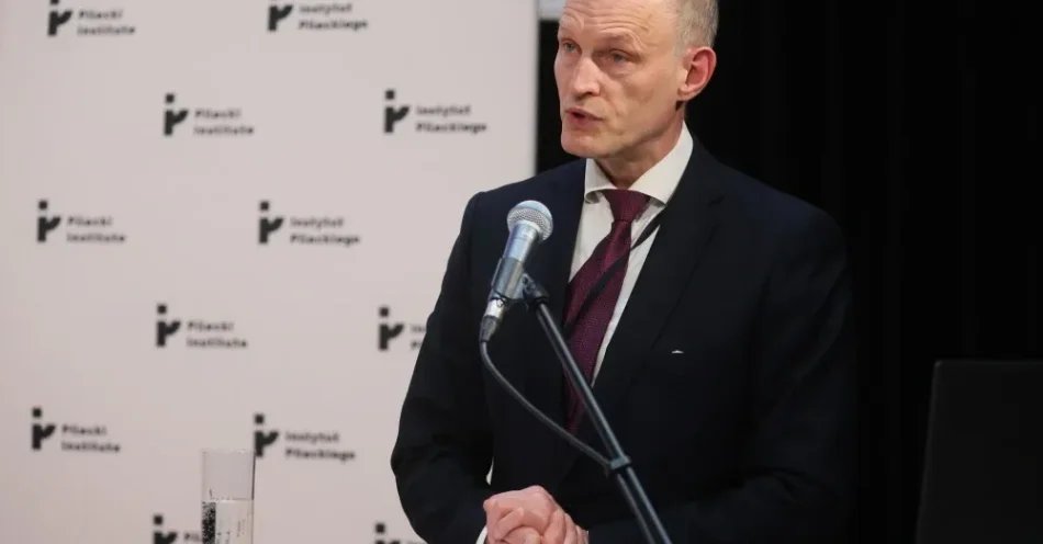 zdjęcie: Wiceszef MSZ: spodziewamy się, że około 30 Polaków wróci wieczorem z Węgier do Polski / Warszawa, 20.04.2026. Podsekretarz stanu w MSZ Wojciech Zajączkowski podczas otwarcia międzynarodowej konferencji „The Roots of Crimes against Humanity: Bridging the Normative Gap”, 20 bm. w Instytucie Pileckiego w Warszawie. Wydarzenie stanowi wkład w dyskusji nad pierwszą w historii Konwencją Narodów Zjednoczonych o zapobieganiu i karaniu zbrodni przeciwko ludzkości. Patronat honorowy nad konferencją objął wicepremier i minister spraw zagranicznych RP. (ad) PAP/Leszek Szymański